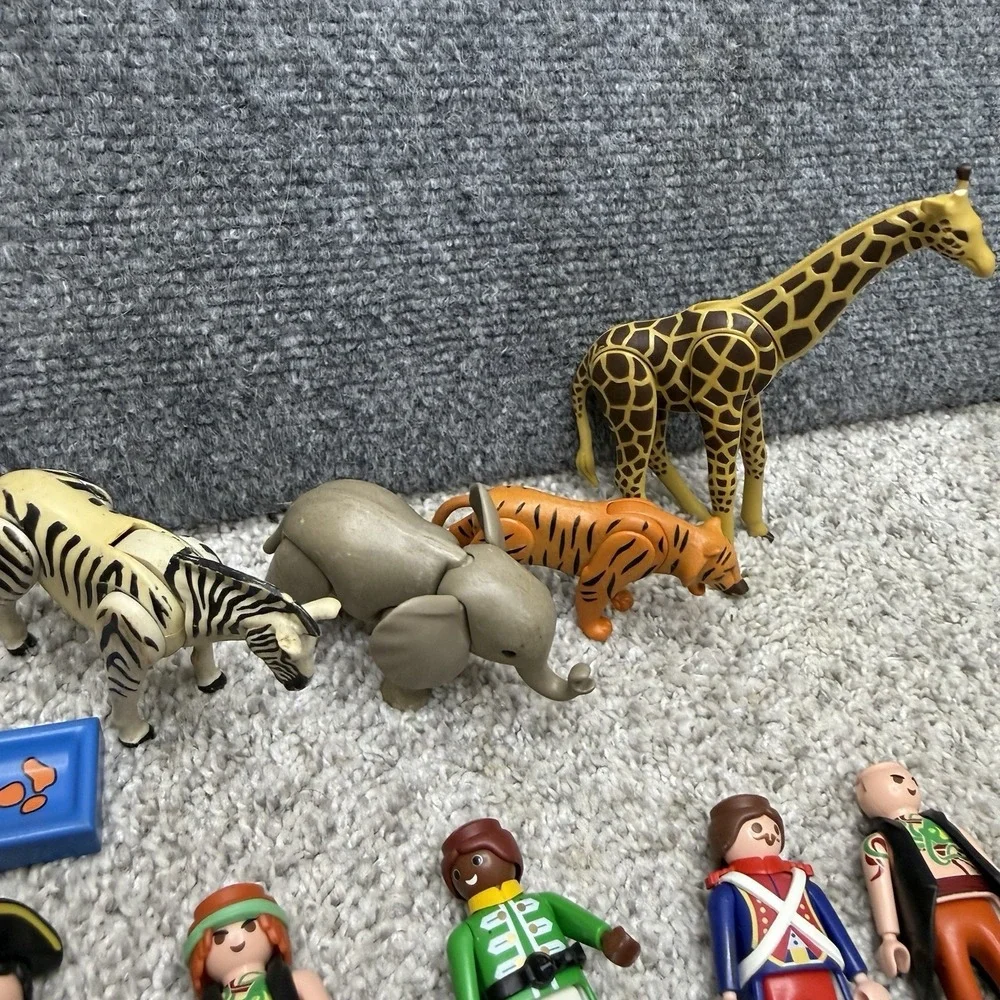 Geobra playmobil + more figures animals fence AS IS for restoration DIRTY Broken